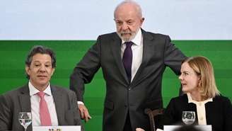 O presidente Lula entre os ministros Fernando Haddad (Fazenda) e Gleisi Hoffmann (Relações Institucionais), durante reunião do Conselho de Desenvolvimento Econômico Social Sustentável, no Palácio do Itamaraty, em Brasília. 4 de dezembro de 2025