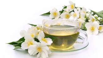 O chá de jasmim, na maior parte das vezes, não é feito apenas com a flor. Afinal, a base costuma ser chá verde ou, em menor escala, chá branco ou chá preto – depositphotos.com / Kassandra2