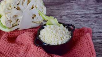 Para usar a couve-flor como substituta do arroz, a principal estratégia é transformar o legume em pequenos grãos, semelhantes aos do arroz cozido – depositphotos.com / widyastuti