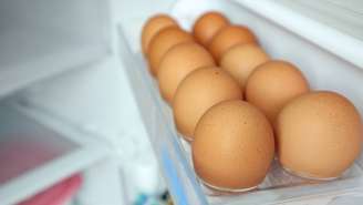 Manter os ovos nas prateleiras internas ajuda a reduzir o risco de proliferação de bactérias como a salmonela – depositphotos.com / Kwangmoozaa