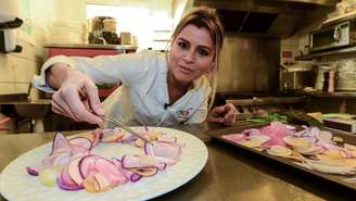 Foto ilustrativa: a chef francesa Claire Vallée em seu restaurante vegano ONA, em Arès, perto de Bordeaux, em 19 de janeiro de 2021, após conquistar uma estrela do Guia Michelin — a primeira para um estabelecimento que serve exclusivamente produtos livres de origem animal na França.