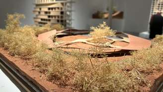 Maquete do Instituto Aritana, na região do Alto Xingu, Brasil, uma das obras da exposição "Corps morts, corps vivant" que celebra os 25 anos da Tryptique Architecture, em Paris.
