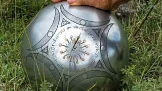 Segundo os relatos, a esfera apresenta figuras gravadas em sua superfície e uma estrutura interna complexa, composta por três camadas