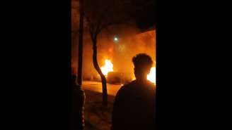 Captura de tela de um vídeo dos confrontos ocorridos em Azna, no oeste do Irã, na noite de 1º para 2 de janeiro de 2026.