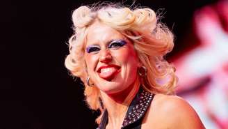 Amy Taylor, da banda Amyl and the Snnifers, no festival Coachella 2025