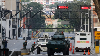 Rua de Caracas, na Venezuela, tomada por militares