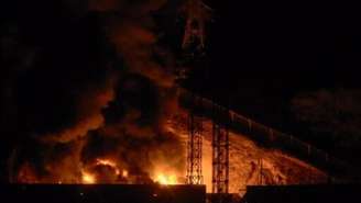 Imagem do incêndio no Forte Tiuna, o maior complexo militar da Venezuela, após uma série de explosões em Caracas em 3 de janeiro de 2026. Fortes explosões, acompanhadas por sons semelhantes a sobrevoos de aeronaves, foram ouvidas em Caracas por volta das 2h (hora local, 3h da manhã em Brasília) de 3 de janeiro, relatou um jornalista da AFP. As explosões ocorrem enquanto o presidente dos Estados Unidos, Donald Trump, que deslocou uma força-tarefa naval para o Caribe, levantou a possibilidade de ataques terrestres contra a Venezuela.