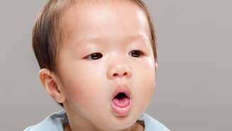 Bebês são os mais vulneráveis à coqueluche, especialmente sem vacinação completa – depositphotos.com / leungchopan