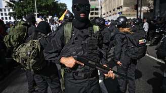 Partidários armados do presidente da Venezuela, Nicolás Maduro, reunidos em torno do palácio presidencial de Miraflores em Caracas neste sábado, 3 de janeiro, depois do ataque dos EUA.