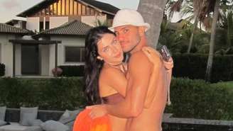 Jade Picon posa em clima de romance com André Lamoglia