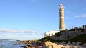 Ao longo dos últimos anos, o turismo em Punta del Este se diversificou. Afinal, o destino deixou de ser lembrado apenas pelo verão e passou a receber visitantes em outras épocas do ano, interessados em gastronomia, passeios culturais e paisagens tranquilas – depositphotos.com / xura