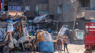 O forte odor do bairro está ligado à decomposição de resíduos e ao calor intenso – depositphotos.com / leshiy985