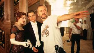 James Cameron no set de Titanic (1997) com Kate Winslet e Leonardo DiCaprio (