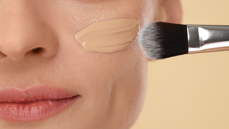 Veja como manter a maquiagem intacta no calor do verão