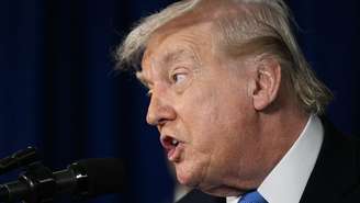 O presidente dos Estados Unidos, Donald Trump, fala à imprensa após as intervenções militares norte‑americanas na Venezuela, a partir de sua residência em Mar‑a‑Lago, em Palm Beach, na Flórida, em 3 de janeiro de 2026.