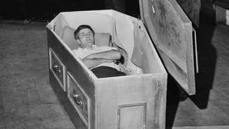 Mick Meany 'treinando' para o desafio, às vésperas de ser enterrado