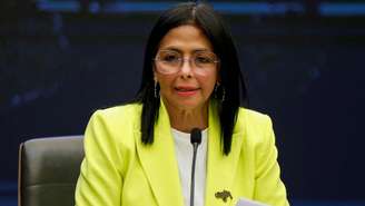 A então vice-presidente e ministra do Petróleo da Venezuela, Delcy Rodríguez, fala à imprensa em Caracas, em 10 de março de 2025.
