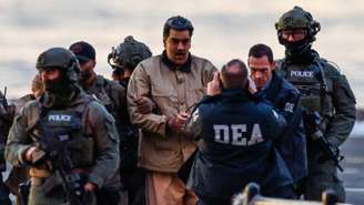 O presidente venezuelano capturado, Nicolás Maduro, ao chegar no heliporto do centro de Manhattan, em 5 de janeiro de 2026.