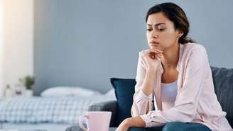 Mente que não desliga, insônia e cansaço mental podem ser sinais da síndrome do pensamento acelerado; entenda as causas e como tratar