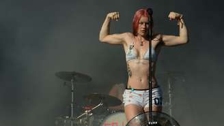 Rhian Teasdale, do Wet Leg, no TRNSMT Festival 2025