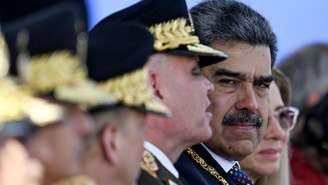 O presidente venezuelano, Nicolás Maduro (à direita), conversa com o ministro da Defesa venezuelano, Vladimir Padrino, durante uma cerimônia na base militar de Forte Tiuna, como parte da posse presidencial em Caracas, em 10 de janeiro de 2025.