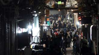Pessoas caminham diante de lojas fechadas, após os protestos no Grande Bazar de Teerã, no Irã, em 30 de dezembro de 2025.