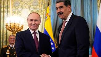 O presidente russo Vladimir Putin cumprimenta o venezuelano Nicolás Maduro durante uma reunião no Kremlin, em Moscou, Rússia, em 7 de maio de 2025.