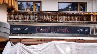 A entrada do bar Le Constellation, devastado por um incêndio na noite de Ano-Novo na estação de esqui alpina de Crans-Montana.