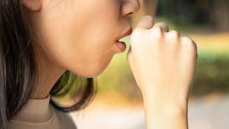 A tosse com catarro, também chamada de tosse produtiva, é aquela em que há eliminação de secreção vinda das vias respiratórias inferiores, como brônquios e pulmões – depositphotos.com / Chai2523