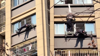 Idoso cai do 15º andar de prédio e é salvo após ficar preso em varal de vizinho