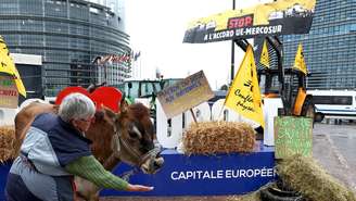 Agricultores franceses protestam diante do Parlamento Europeu, em Estrasburgo, contra o acordo de livre-comércio entre a União Europeia e o Mercosul, em 24 de novembro de 2025.
