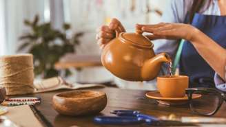 As principais propriedades do chá de guaco estão ligadas à presença da cumarina, substância estudada por seu possível efeito broncodilatador e anti-inflamatório, atuando como complemento em problemas das vias aérea – depositphotos.com / VitalikRadko