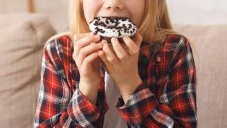 Saiba os riscos a longo prazo do consumo excessivo de açúcar na infância