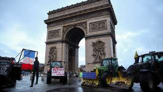 Agricultores franceses estacionam seus tratores em frente ao Arco do Triunfo, em Paris, em 8 de janeiro, em protesto contra a condução do governo no acordo de livre‑comércio entre a União Europeia e o Mercosul e no enfrentamento do surto de dermatose nodular bovina.