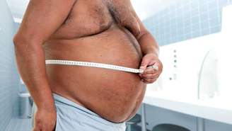 No caso da água mineral com gás, não há calorias nem açúcares que favoreçam diretamente o ganho de gordura abdominal – depositphotos.com / luislouro