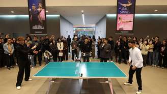 Alcaraz e Sinner em duelo no tênis de mesa