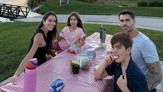 Fotografia em família de Rodrigão e Adriana Sant'Anna