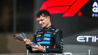 Lando Norris segurando taça de campeão da F1