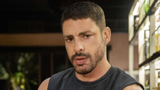 Cauã Reymond relembra infância difícil: 'Sofri muito bullying, minha mãe era HIV positivo'