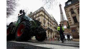 Policiais ao lado de tratores bloqueando uma estrada perto da Torre Eiffel, enquanto agricultores franceses protestam contra a gestão do governo em relação ao acordo de livre comércio UE-Mercosul, em Paris, França, 8 de janeiro de 2026.