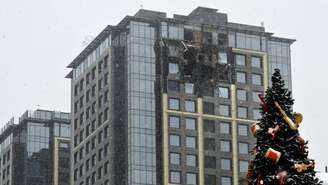 Edifício residencial em construção atingido durante o ataque massivo com drones e mísseis russos contra Kiev nesta sexta-feira (9).