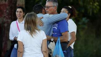 Os familiares dos prisioneiros se abraçam enquanto aguardam em frente à prisão El Rodeo, em Caracas, em 8 de janeiro de 2026.