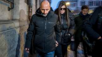 Jacques Moretti e Jessica Moretti, proprietários do bar Le Constellation, chegam ao Ministério Público do Valais para audiência em Sion, nesta sexta (9); casal francês responde por homicídio, lesões e incêndio culposos após tragédia que deixou 40 mortos e 116 feridos em Crans‑Montana.