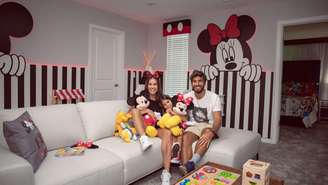 Deborah Secco e família na sala de sua mansão nos EUA -