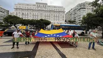 Grupo de venezuelanos residentes no Brasil pede liberação dos prisioneiros políticos na Venezuela durante ato no Rio de Janeiro em 04/01/2026.