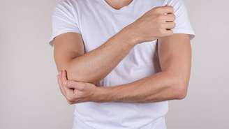 Bater o cotovelo – depositphotos.com / evphoto48.yandex.ru