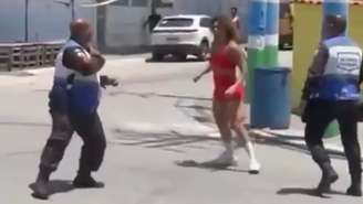 Mulher deu socos e chutes em policiais em Japeri (RJ)