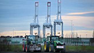 Agricultores posicionam tratores nos arredores do porto de Le Havre, no norte francês. (11/01/2026)