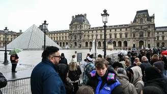 Turistas diante do museu do Louvre, totalmente fechado neste 12 de janeiro de 2026 em razão de uma greve dos funcionários.
