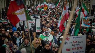 Em Paris, uma manifestação em apoio ao povo iraniano reuniu no domingo membros da diáspora iraniana que apoiam o retorno à monarquia. 11 de janeiro de 2026